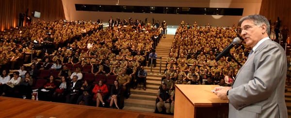 Durante seminário sobre o tema promovido pela Polícia Militar, governador determina instalação da unidade em Belo Horizonte  O governador Fernando Pimentel autorizou nesta quarta-feira (6/9), no Auditório JK, na Cidade Administrativa, em Belo Horizonte, a criação da 1ª Companhia de Prevenção à Violência Doméstica contra as Mulheres, em Belo Horizonte. Minas Gerais é o segundo estado a implementar uma unidade específica para esse tipo de ocorrência. O anúncio foi feito durante a abertura do 1º Seminário Esta